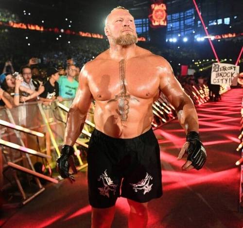 Superluchas - Ric Flair, un luchador conocido por sus grandes entradas, camina con confianza por el ring frente a una multitud rugiente.