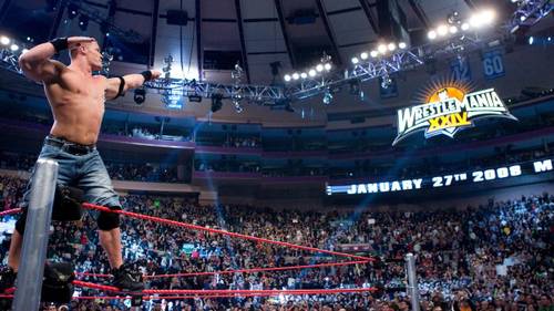John Cena señala al logo de WWE WrestleMania 24 / WWE PPV de WWE