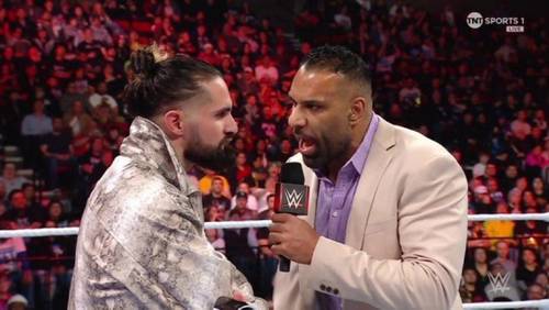 Superluchas - Dos luchadores de WWE RAW conversando enérgicamente en un ring en enero de 2024.