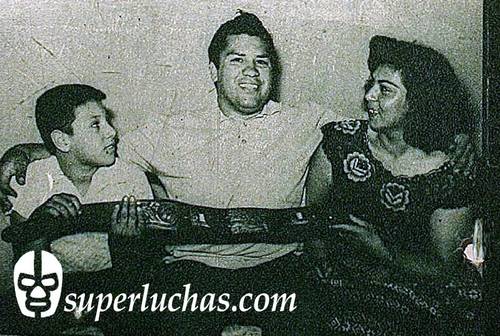 Pepe Mendieta con su esposa Rebeca y su hijo, el futuro Rambo, José Luis Mendieta