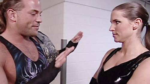 Rob Van Dam con Stephanie McMahon durante un segmento tras bastidores en WWE