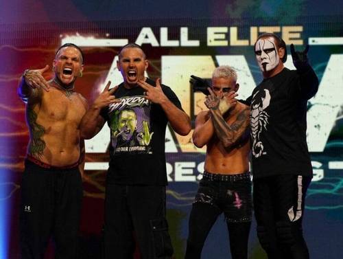Superluchas - Sting y Matt Hardy, dos luchadores de TNA, posando para una foto.
