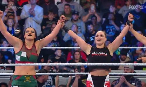 Ronda Rousey y Shayna Baszler en WWE SmackDown