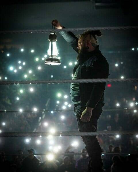 Un luchador sosteniendo una luz en el ring para electrizar a la audiencia.