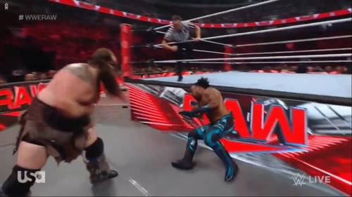 Superluchas - Dos luchadores pelean en el ring de la WWE.