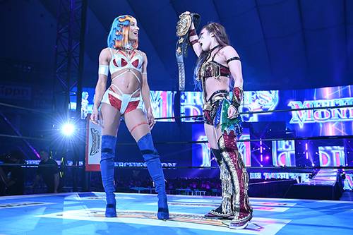 Mercedes Mone y KAIRI en Wrestle Kingdom 17 NJPW