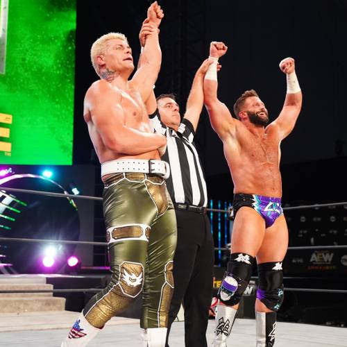 Cody Rhodes y Matt Cardona festejan una victoria en AEW Dynamite en 2020