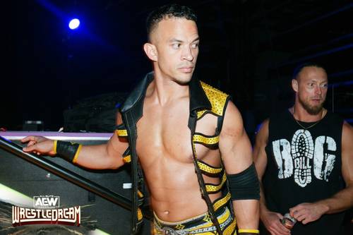 Superluchas - Dos luchadores de pie.