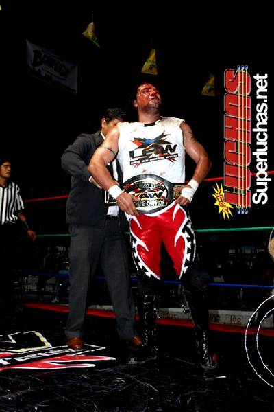 Súper Crazy retiene el título Jr. XLAW en Tulancingo (8 septiembre 2009) / Photo by Rostro Oculto