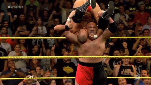 Samoa Joe ejecutando el Muscle Buster en NXT