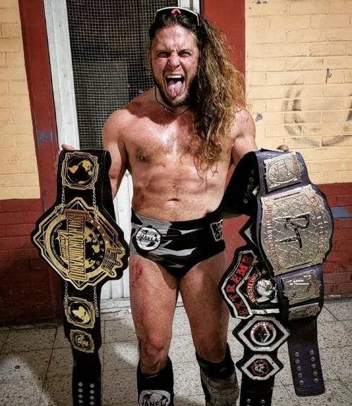 Joey Janela como triple campeon @JANELABABY