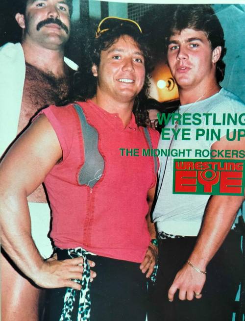 Scott Hall junto a Marty Jannetty y Shawn Michaels (The Midnight Rockers) en la edición de febrero de 1987 de Wrestling Eye. Fotografía de Carmine DeSpirito.