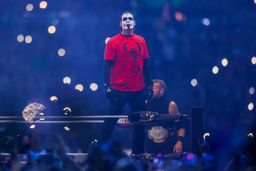 Superluchas - Un hombre con una camiseta roja parado frente a una multitud animando a Sting a continuar en AEW.