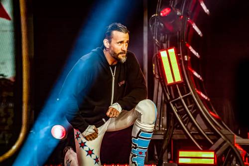 CM Punk realizando su entrada en un show de AEW