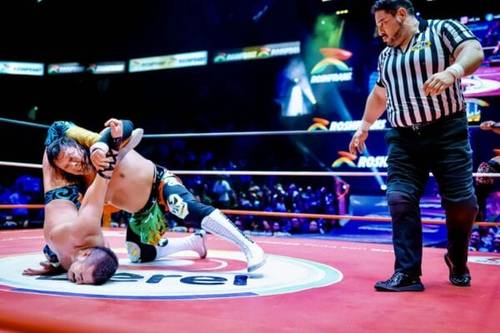 Superluchas - Hechicero y Stuka Jr. definirán a la Leyenda Azul en un ring de lucha libre con árbitro.