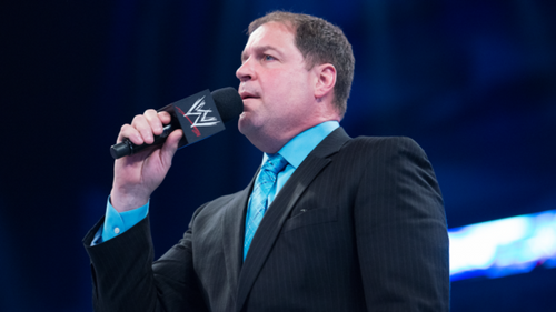 Tony Chimel como anunciador en el ring de WWE