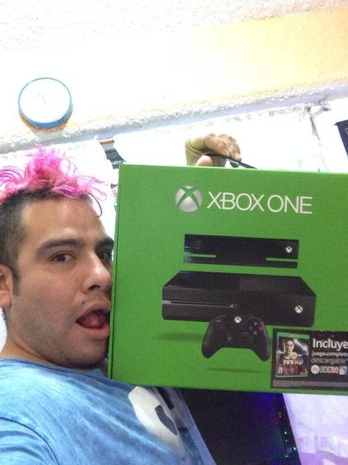 Máximo presume el nuevo Xbox One / Imagen de @Maximo_cmll
