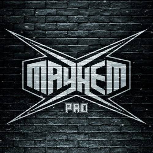 Superluchas - El logotipo de Mayhem Pro se muestra de manera destacada en una pared de ladrillos en el evento Relentless Rumble 2.