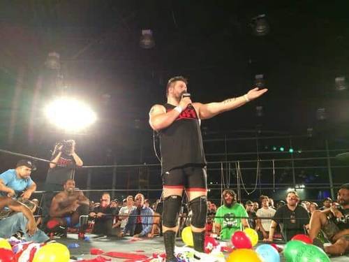 Kevin Steen rodeado del roster de ROH, agradeciendo a los fans. Foto cortesía de ROHWrestling.com.