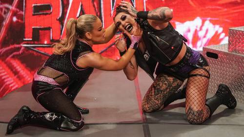 Natalya golpeando a Rhea Ripley en WWE Raw