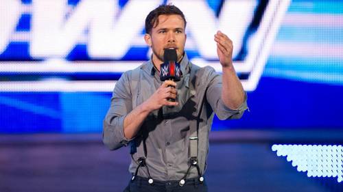 Brad Maddox haciendon una promo en WWE SmackDown