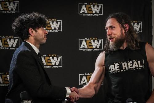 Tony Khan y Bryan Danielson en la conferencia de medios posterior a AEW Double or Nothing 2023