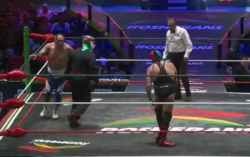 Dos luchadores Veteranos CMLL en un ring de lucha libre.