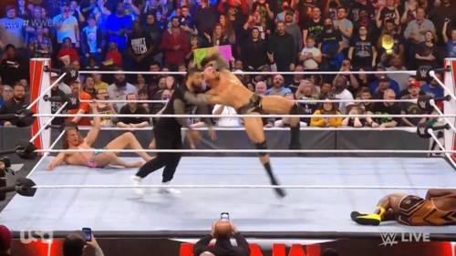 Randy Orton aplicando un RKO en WWE Raw (15/11/2021)