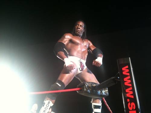 Booker T regresa a TNA (21 mayo 2010) / twitter.com/TNAonline