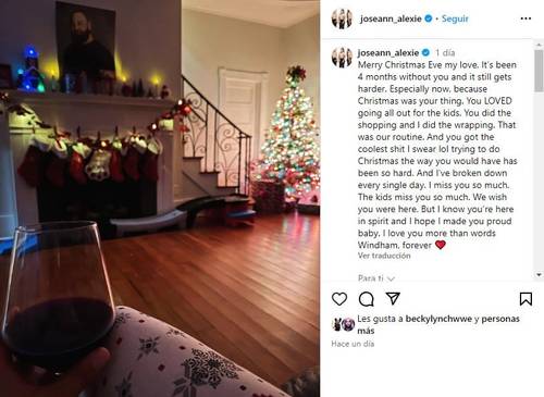 Superluchas - JoJo Offerman recuerda a Bray Wyatt en Navidad sosteniendo una copa de vino frente a un árbol de Navidad.
