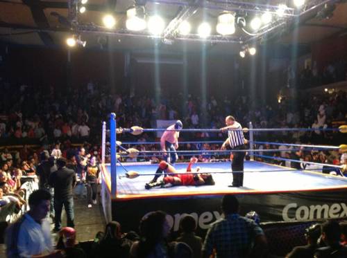 Blue Demon Jr. vence al Megacampeón AAA, Texano Jr. / Arena Naucalpan – 29 de marzo de 2013 / Photo by @Lucha_Libre_AAA en Twitter