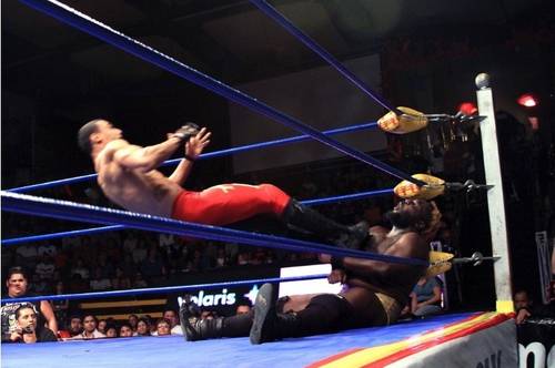 AR Fox castiga a Willie Mack / AAA Sin Límite - Arena Naucalpan - 29 de marzo de 2013 / Photo by www.luchalibreaaa.com