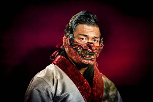 Superluchas - Bryan Danielson, un hombre con un kimono y una máscara roja, compite en NJPW.