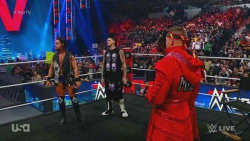 Superluchas - Un grupo de luchadores de WWE RAW parados en un ring durante ener+ 2024.