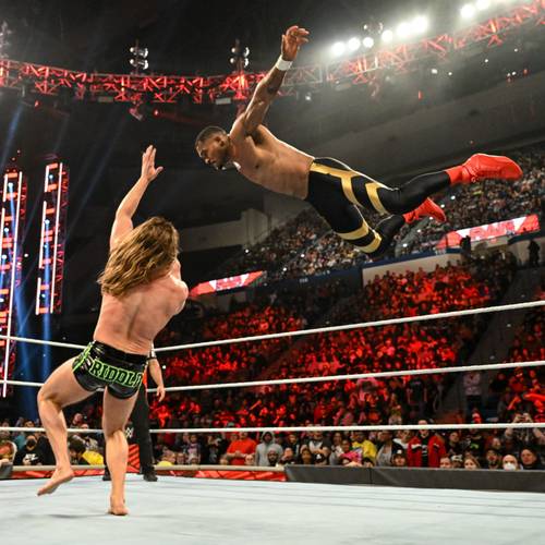 Riddle aplica el RKO de la nada a Montez Ford en WWE Raw