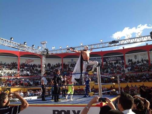 Axel &quote;El Nieto del Santo&quote; se presenta en Triple A / Plaza de Toros “Alejandra” de Durango – 12 de mayo de 2013 / Photo by @Lucha_Libre_AAA en Twitter