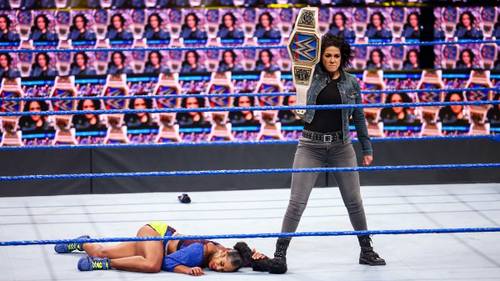 Bayley tras atacar a Bianca Belair, entonces Campeona SmackDown, en el WWE ThunderDome