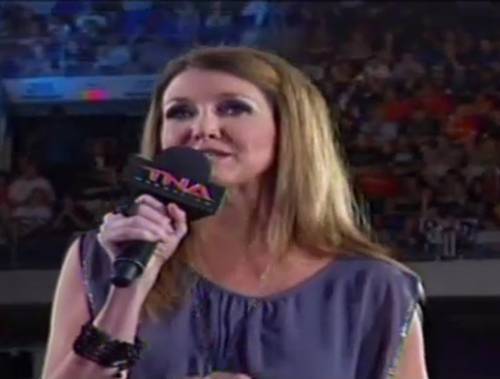 Dixie Carter agradece al público e invita a los Talentos a salir para conocer al primer TNA Hall of Famer (TNA Slammiversary X – 10/6/12)