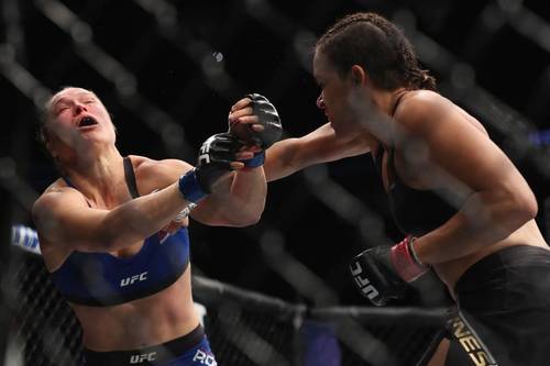 Amanda Nunes destroza a Ronda Rousey en UFC 207 para retener el Campeonato Femenil Peso Gallo UFC (31/12/12) / Photo by: Christian Peterson - Getty Images