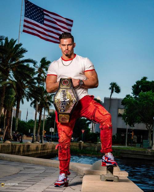 Austin Theory como Campeón de Estados Unidos en WWE en abril de 2022