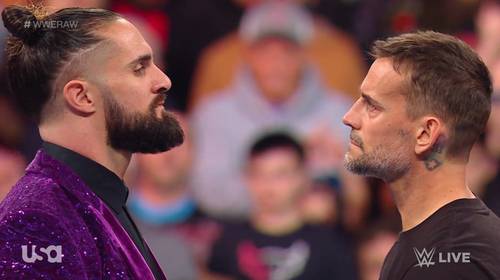 Superluchas - Dos luchadores están uno al lado del otro en el evento WWE RAW el 11 de diciembre de 2023.
