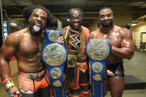 Superluchas - Tres luchadores, Big Show y Kofi Kingston, posando para una foto con sus cinturones.