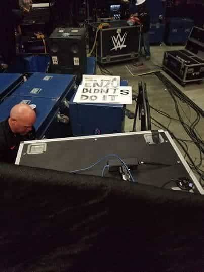 Pancarta polémica sobre Enzo Amore en WWE Raw (26/02/2018) – RingsideNews.com