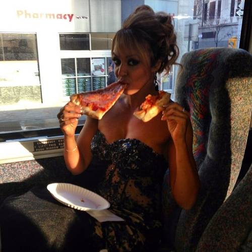 Layla comiendo pizza en su autobús previo a la Ceremonia del Salón de la Fama de WWE clase 2013 (6/4/13) / Twitter.com/mslayel