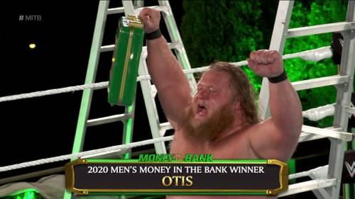Otis ganando el maletín MITB en Money in the Bank 2020 - WWE