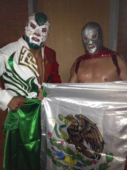 Todo X el Todo: Dr. Wagner Jr. y El Hijo del Santo unidos por México / Gimnasio Olímpico Juan de la Barrera, D.F. – 28 de abril de 2013 / Photo by @ElHijodelSanto en Twitter
