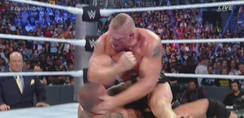 Brock Lesnar rompe la frente de Randy Orton con un codo en WWE SummerSlam 2016 (21/08/2016) / Twitter.com/WorldofIsaac
