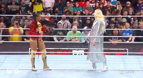 Bianca Belair y Charlotte Flair en WWE RAW 23 de enero 2023