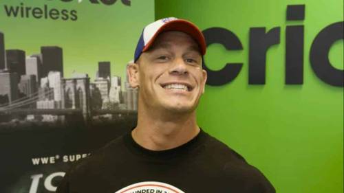 John Cena feliz en una broma para Cricket Wireless