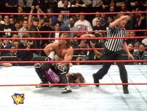 El instante en que el &quote;Montreal Screwjob&quote; se produce con el Sharpshooter / WWE.com